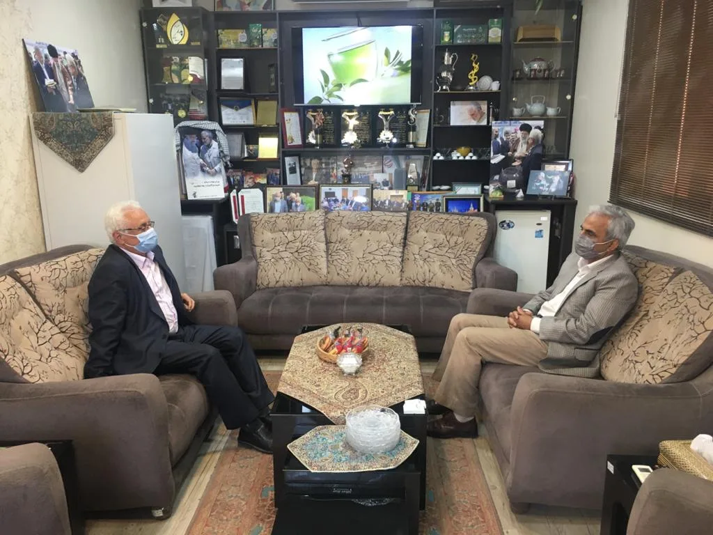 دیدار صمیمانه دکتر جهانساز رئیس سازمان چای کشور و حاج یوسف ابراهیمی 2 دیدار دکتر جهانساز و حاج یوسف ابراهیمی